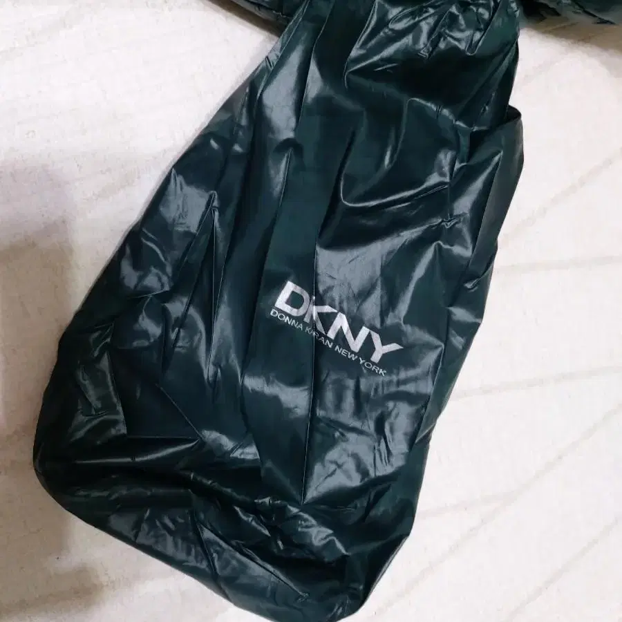 DKNY,후드다운점퍼,하프다운,힙덮히는길이,스몰,55까지맞음