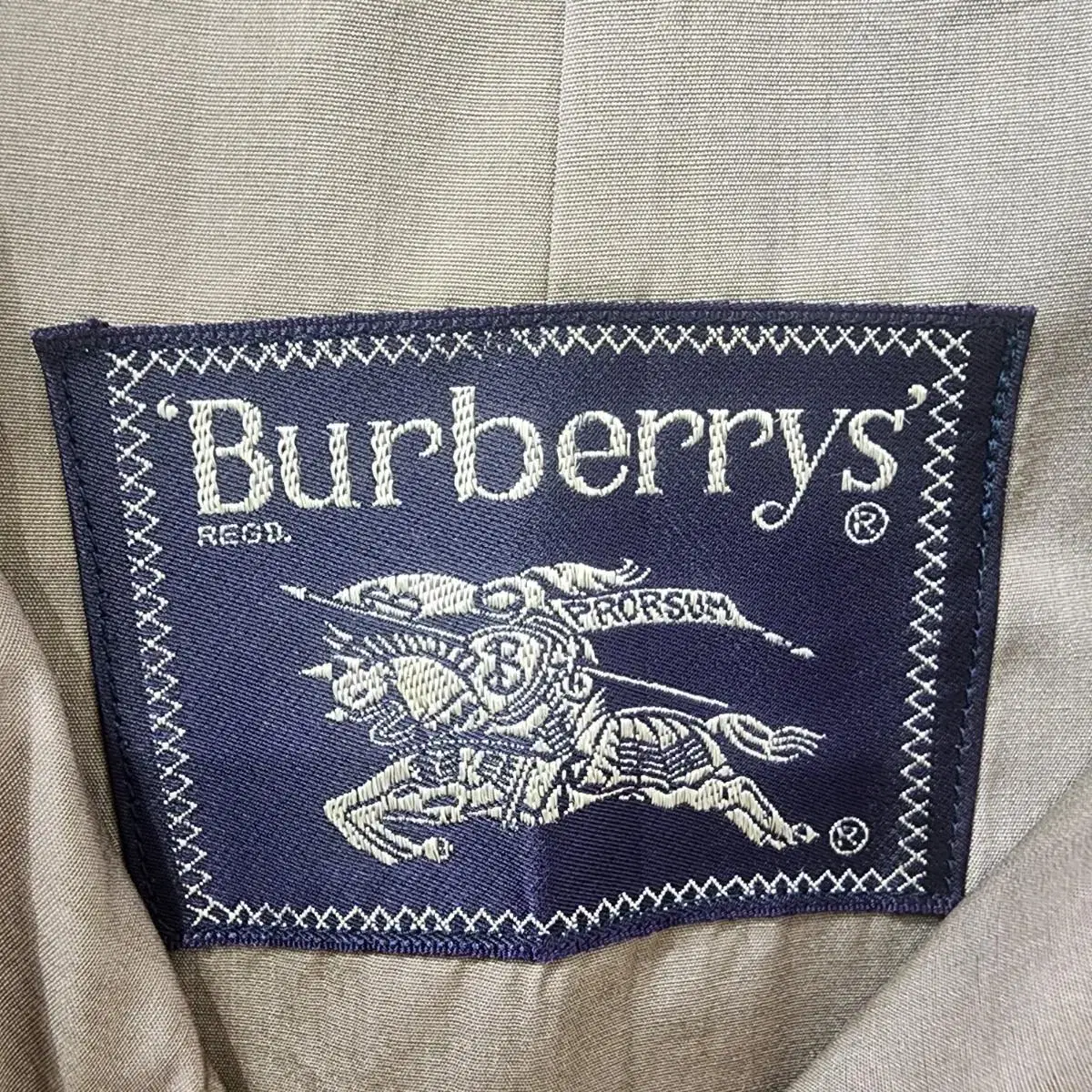 버버리(BURBERRY) 프로섬 트렌치 코트