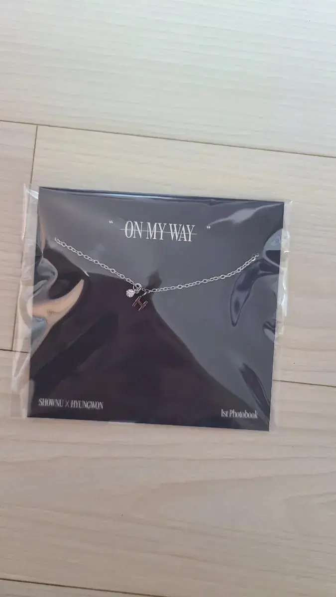 SHOWNU Hyungwon Exhibition ON MY WAY MD Hyungwon Bracelet (unsealed)