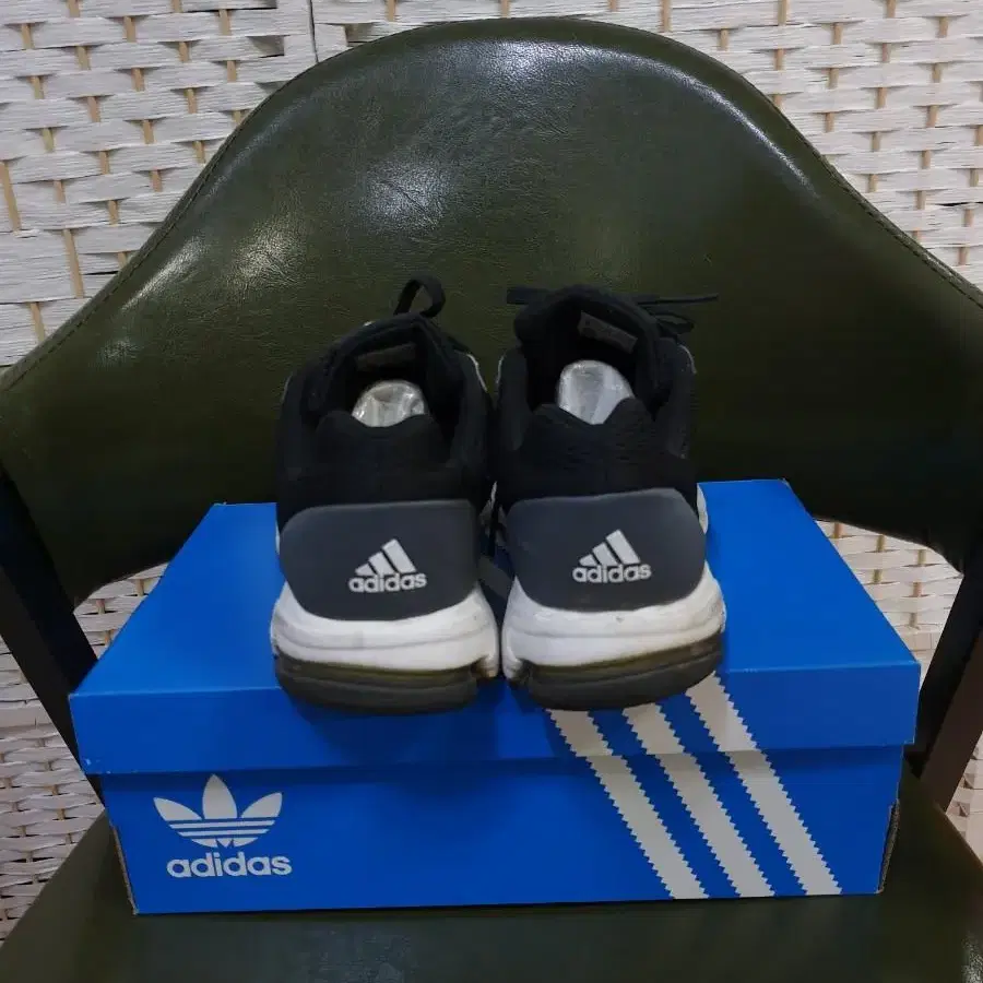 ADIDAS 아디다스 아큅먼트 10 EM 운동화 255mm