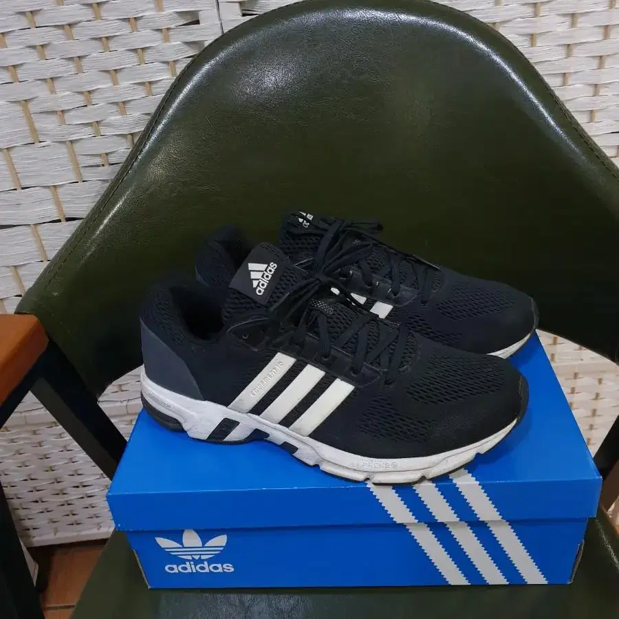 ADIDAS 아디다스 아큅먼트 10 EM 운동화 255mm