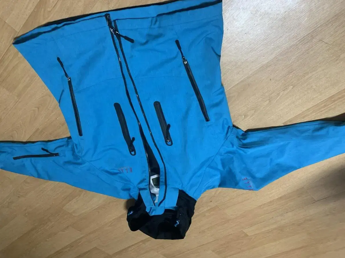 Elle Windbreaker