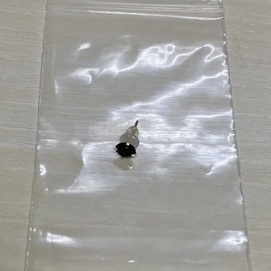 (정품) 14k 베이직 큐빅 금귀걸이 4mm(블랙) 판매합니다.