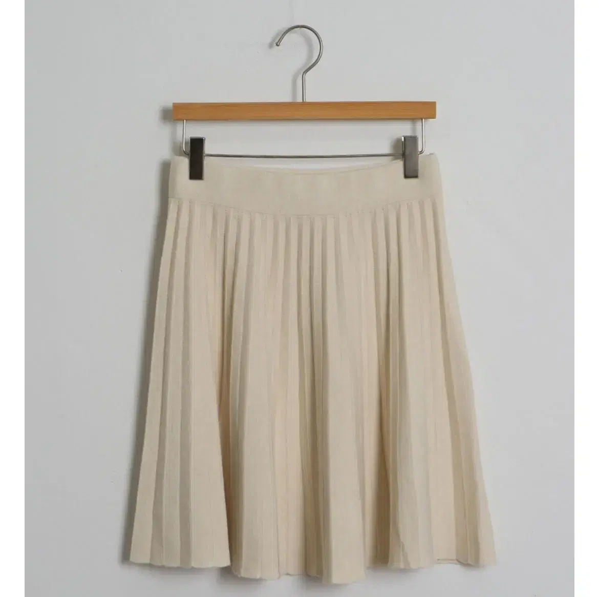 Pleated knit skirt beige