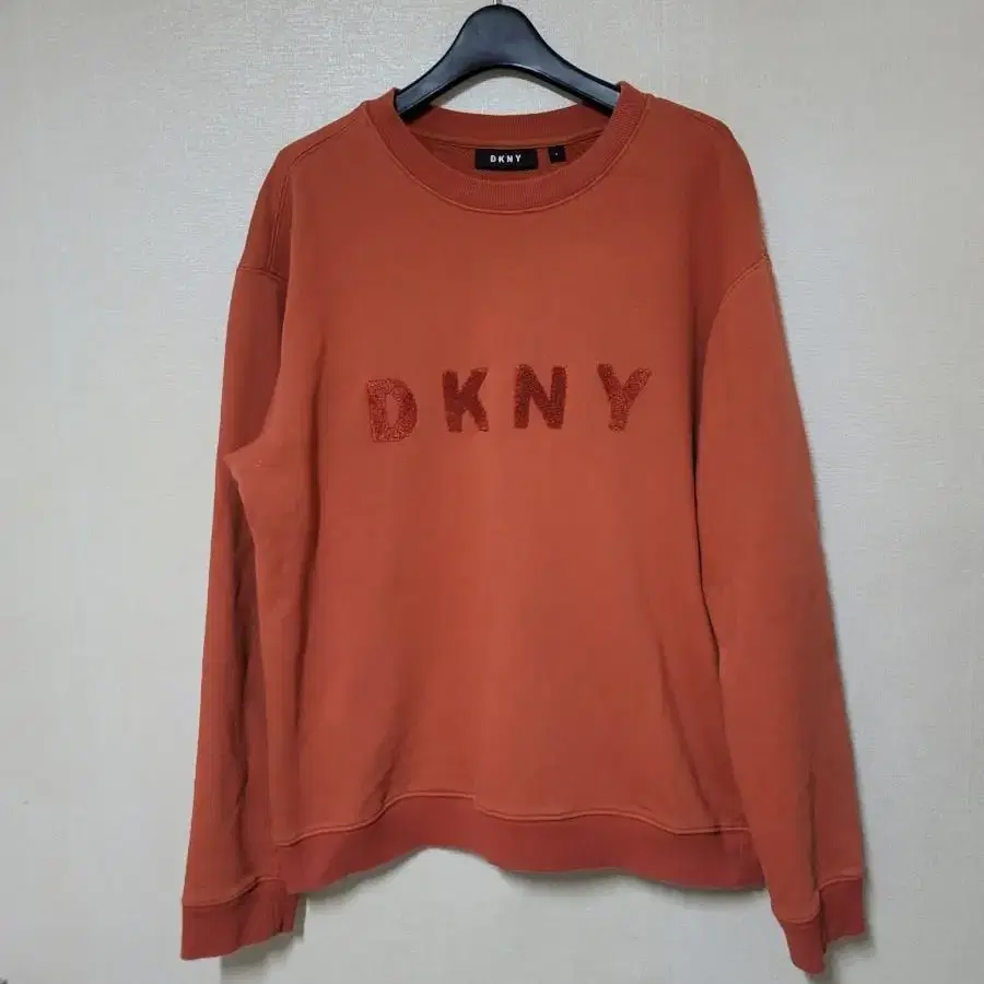 dkny 로고 맨투맨