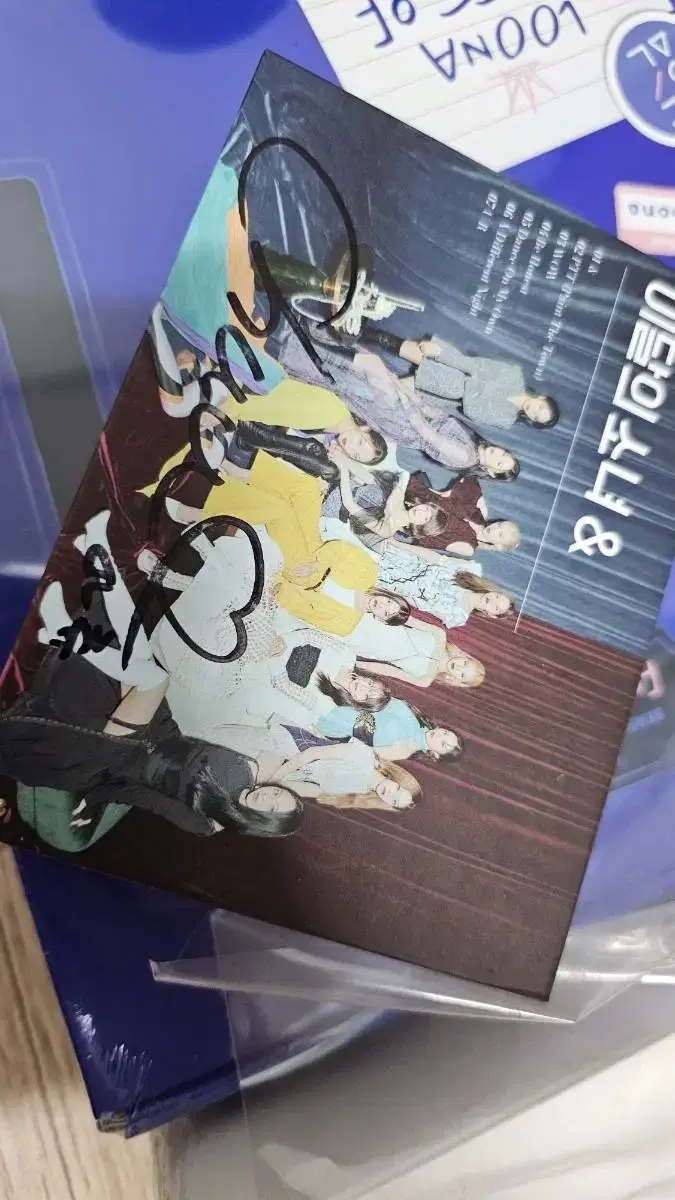 Chuu Signed AlbumsKitsAlbums