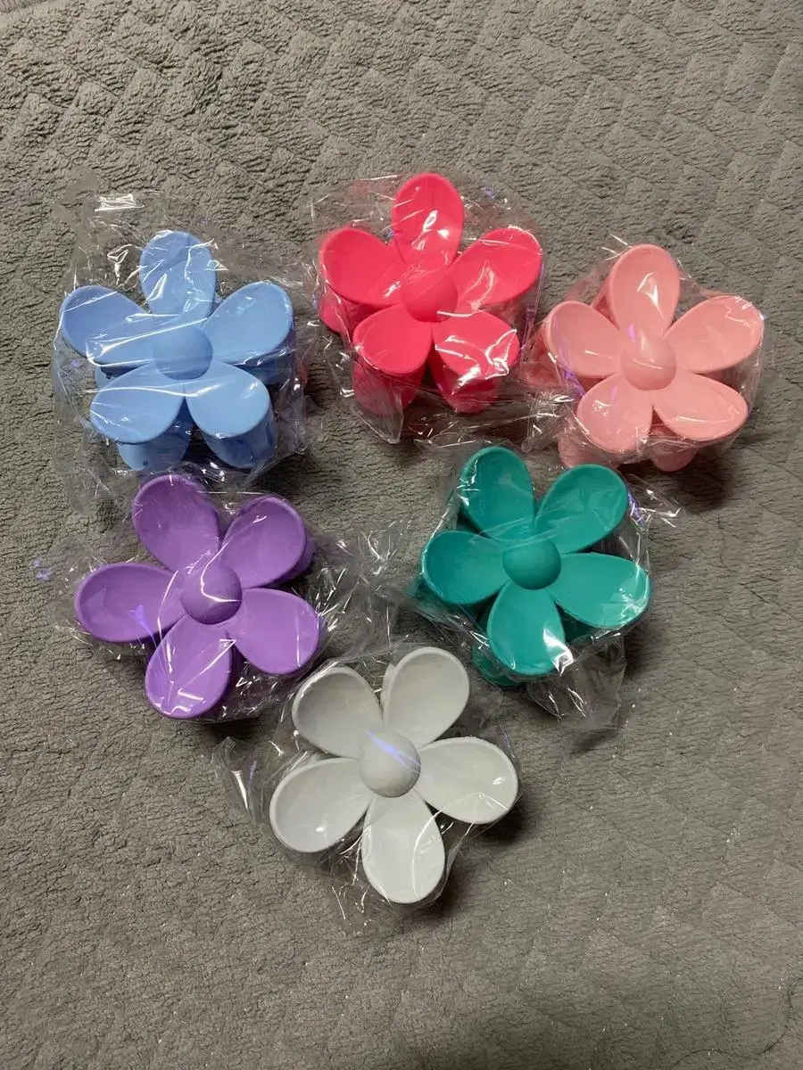 Flower clip with matte finish