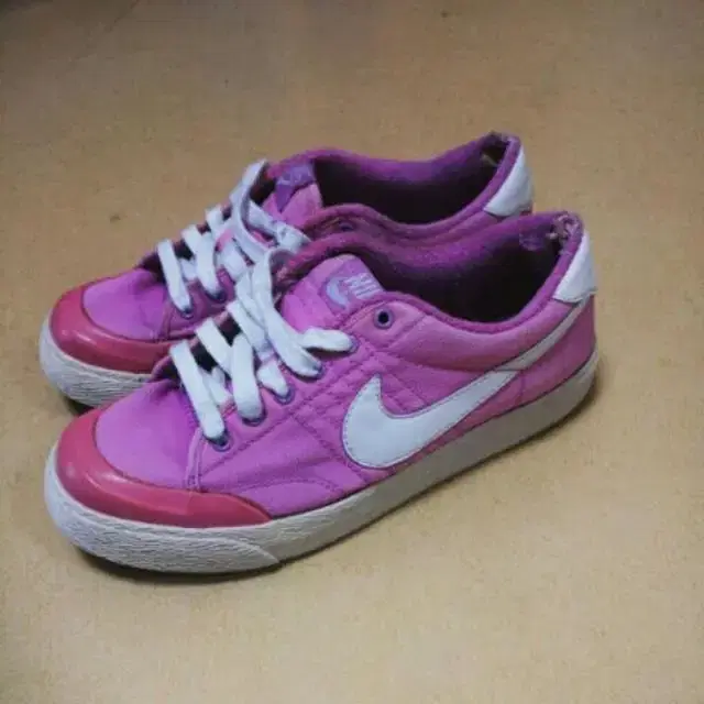 [235] Nike canvas shoes