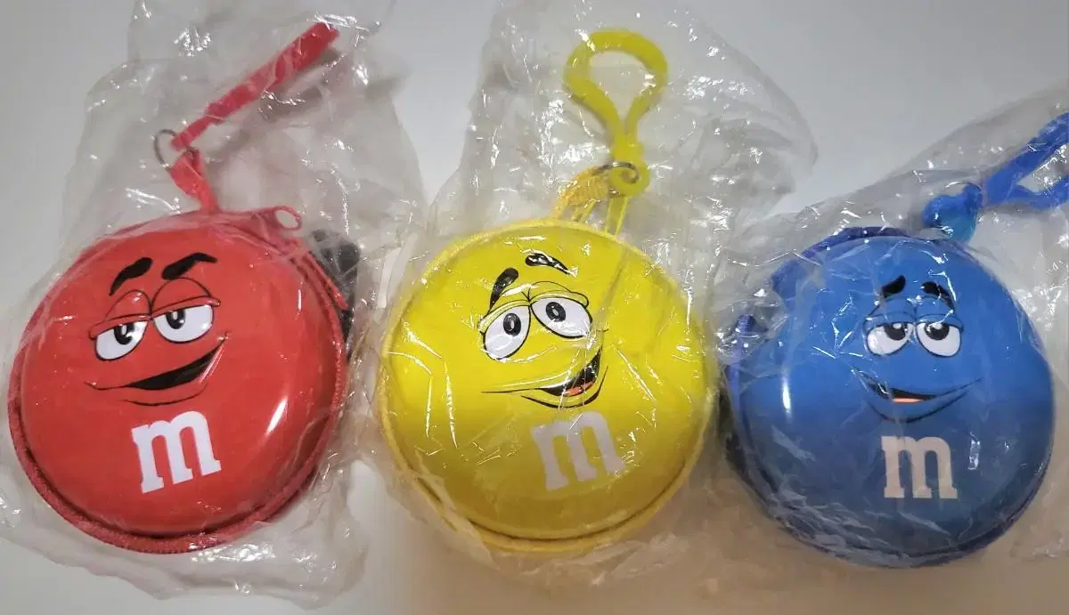 I'm selling a set of M&Ms tin case coin purses.