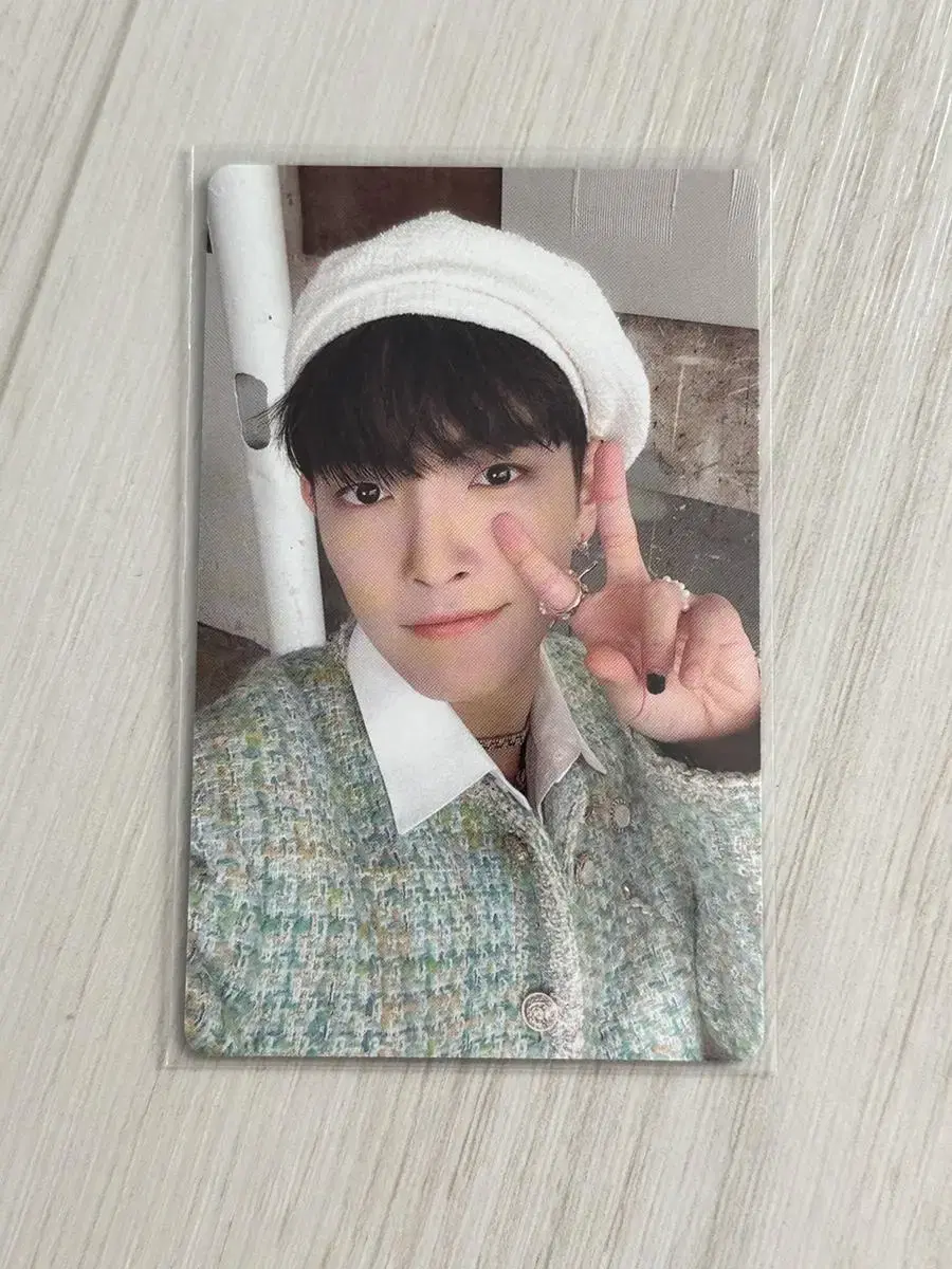 ateez seasons greetings season's greetings 2024 photocard A hongjoong