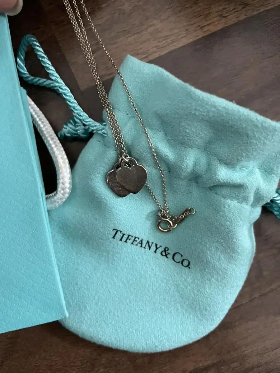 Tiffany & Co. Return to Heart silver necklace for sale. Park Full