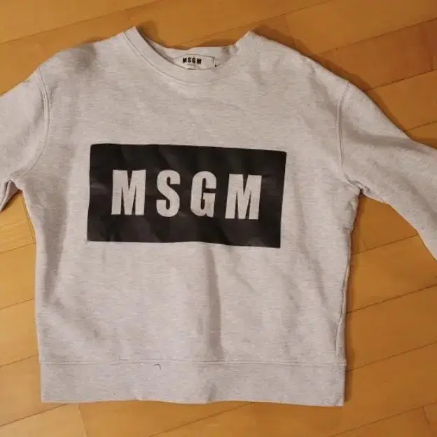 msgm 두껍지 않은 기모  크롭 맨투맨 xs (44-66정도)