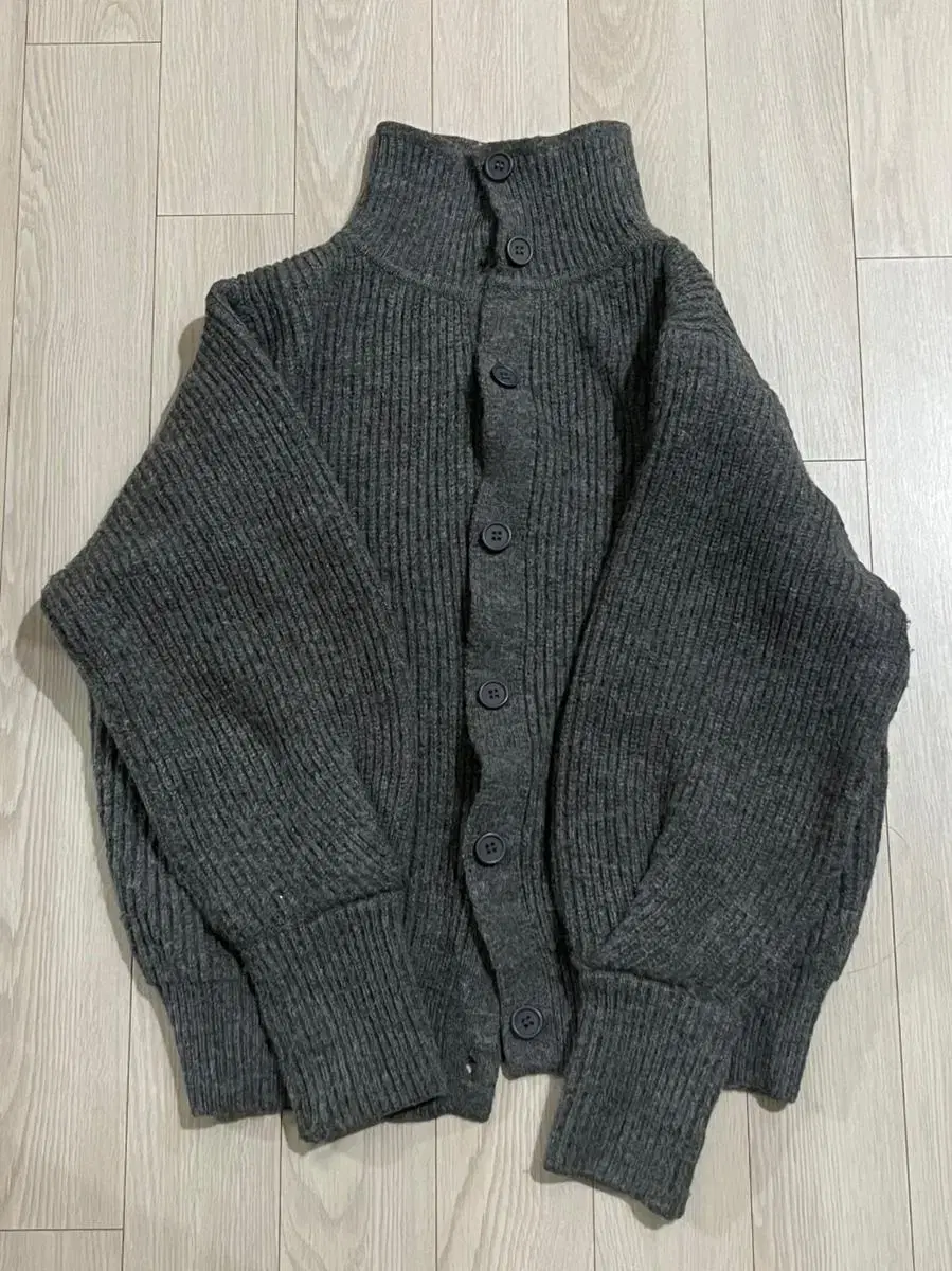 Pola button cardigan gray