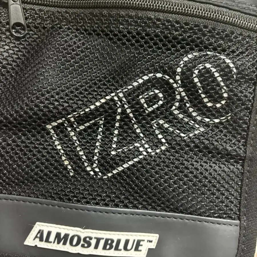 Izro 얼모스트블루 미니백