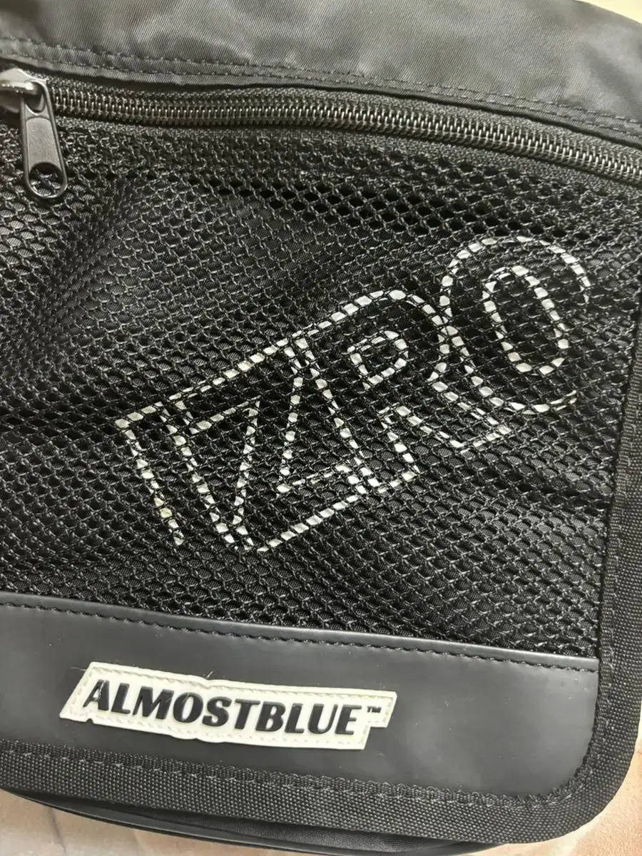 Izro 얼모스트블루 미니백