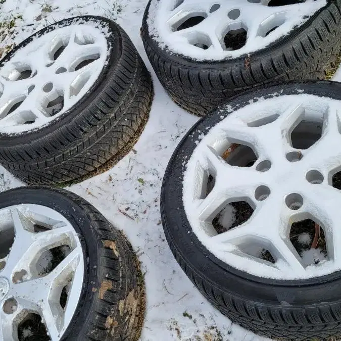 스노우 타이어 245/40 R18