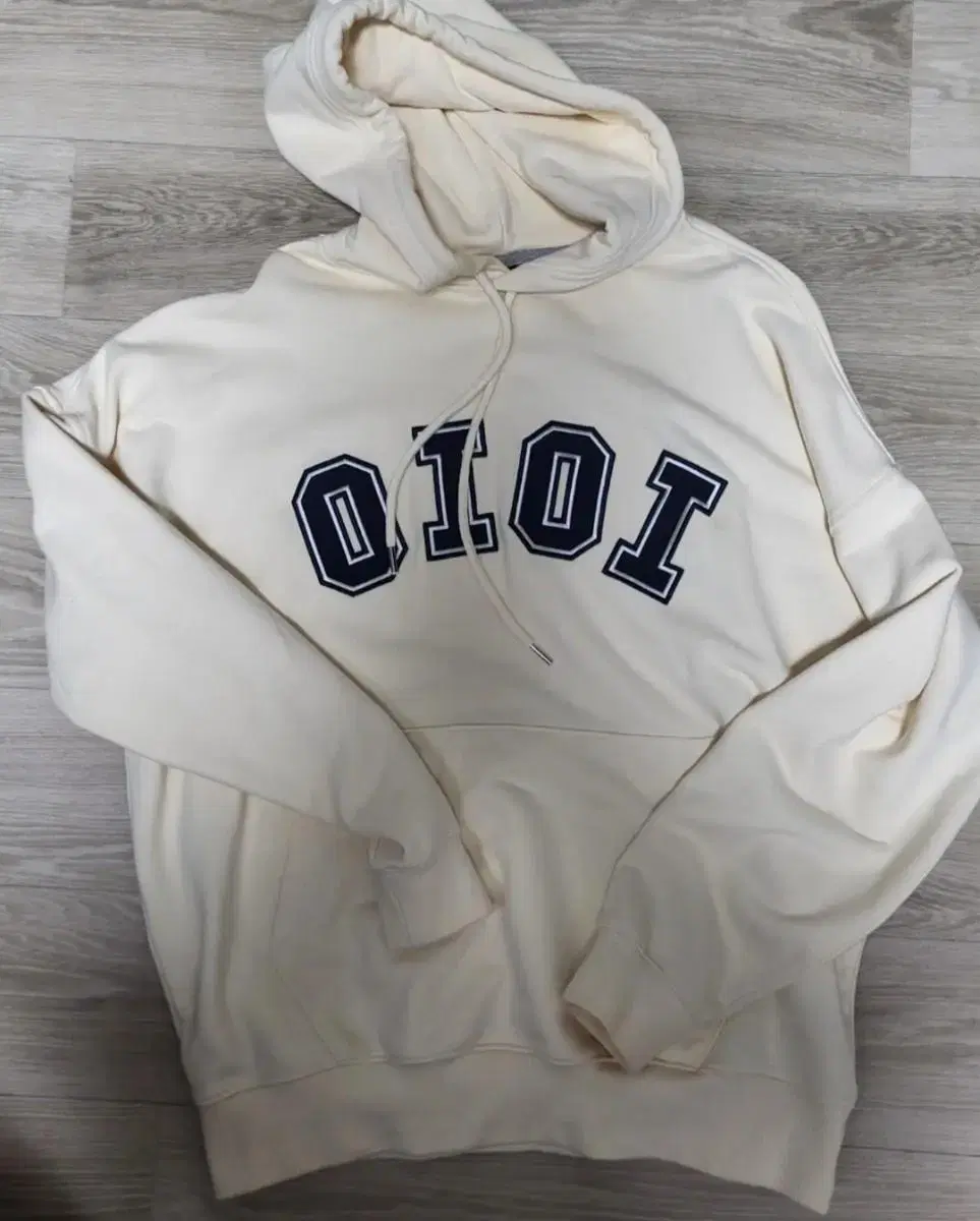 OIOI Cream-colored hoodie