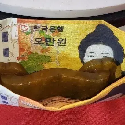 합성수지 원단으로 완성된 지폐모양 지갑과 카드 수납 기능입니다,