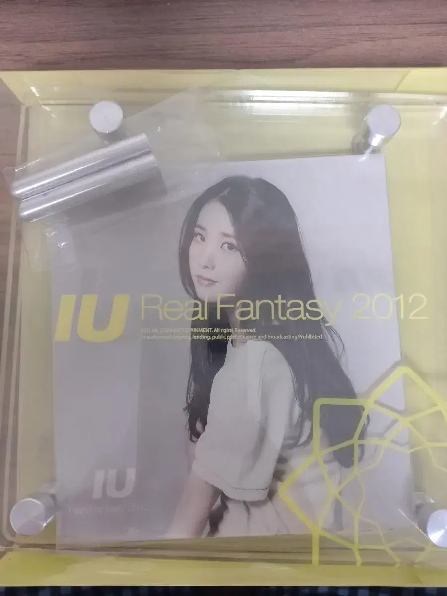 Sell IU photo frames, calendars