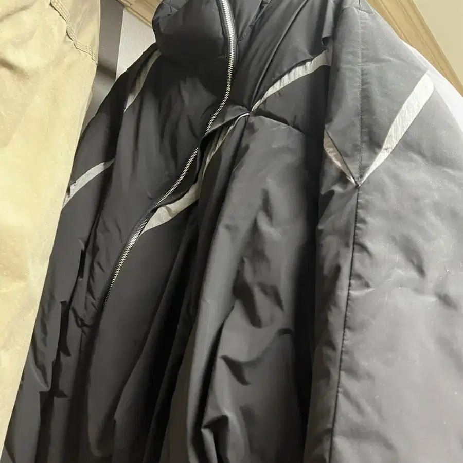 콰스KAUS Diagonal Slice Padded Jacket 패딩