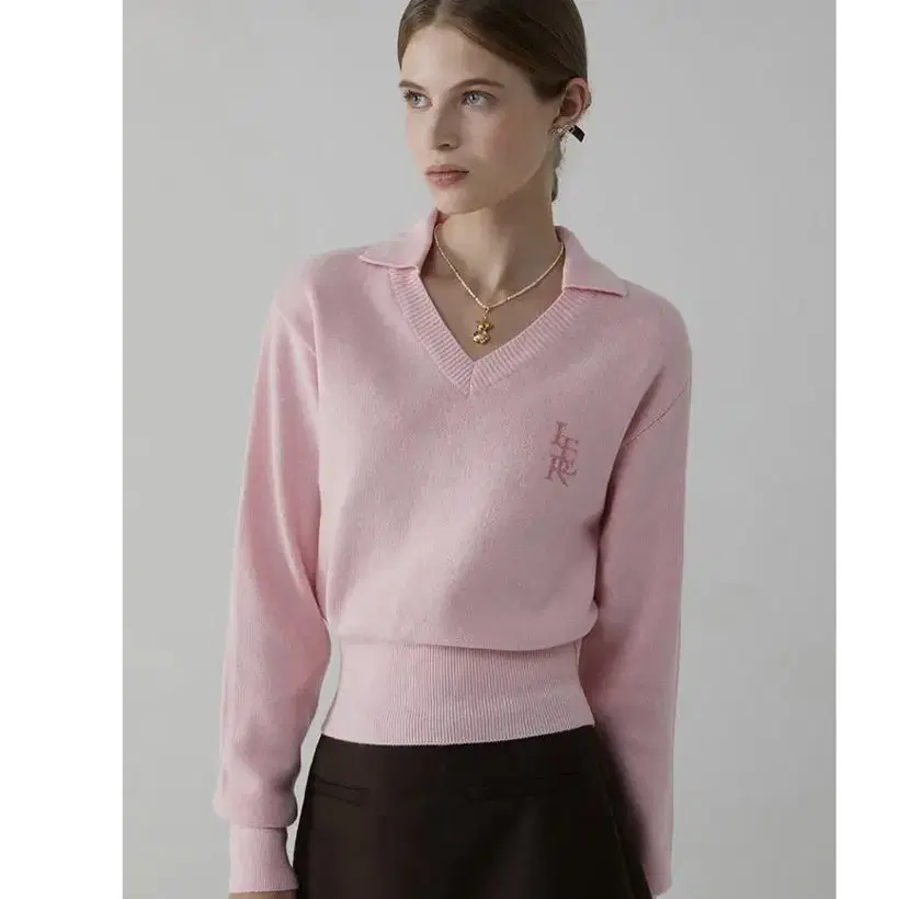 잇터 핑크 스웨터 JACQUARD COLLAR V-NECK SWEATER