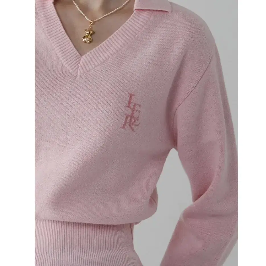 잇터 핑크 스웨터 JACQUARD COLLAR V-NECK SWEATER