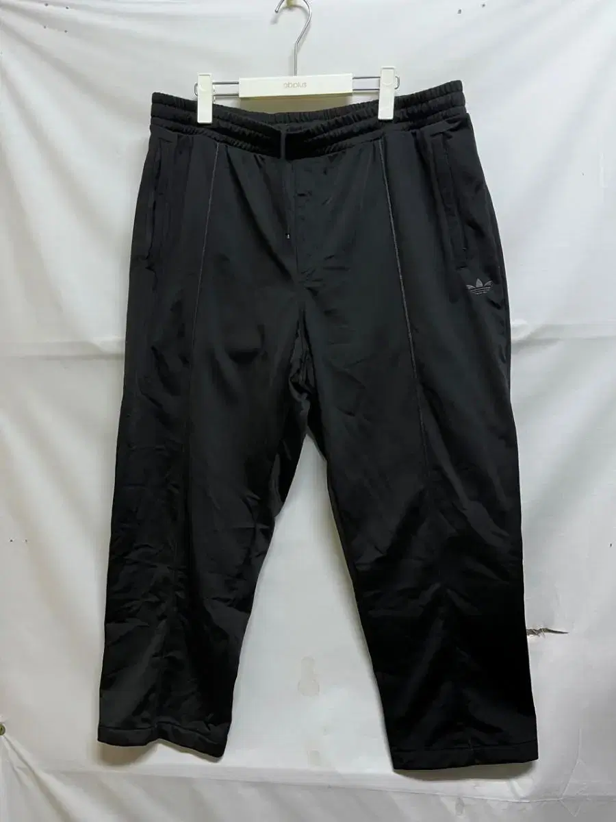 (36-38) Adidas Pintuck Pants