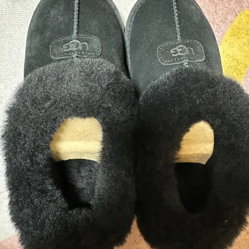 UGG 어그 퍼 카라 슬립온 블랙