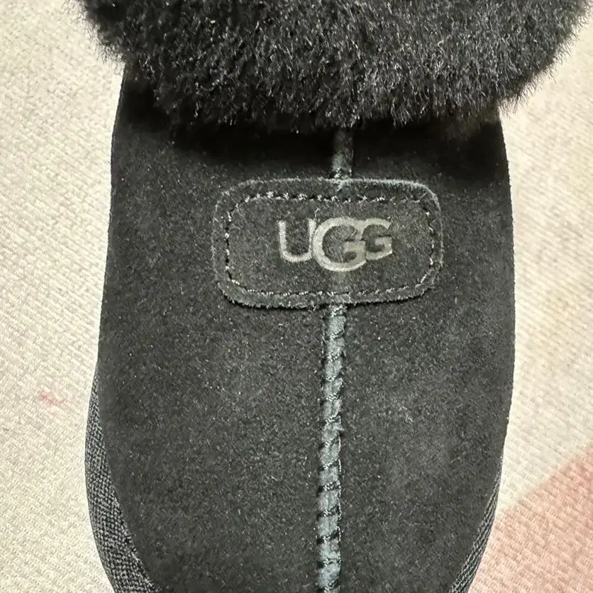 UGG 어그 퍼 카라 슬립온 블랙