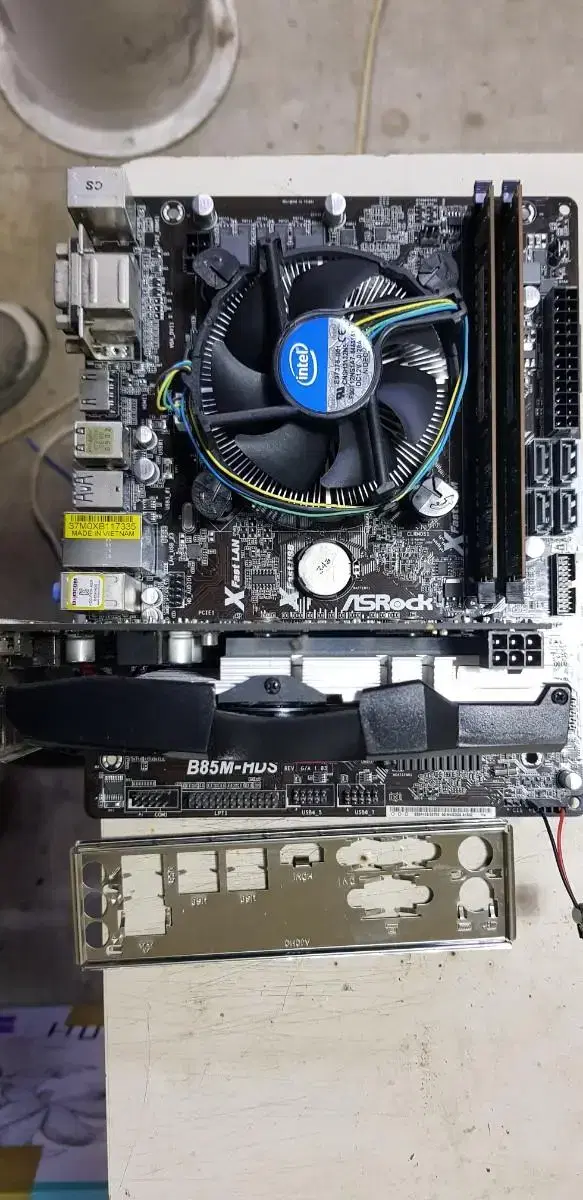 B85M-HDS ASROCK 메모리 4기가2개 GTX 650TI 포함