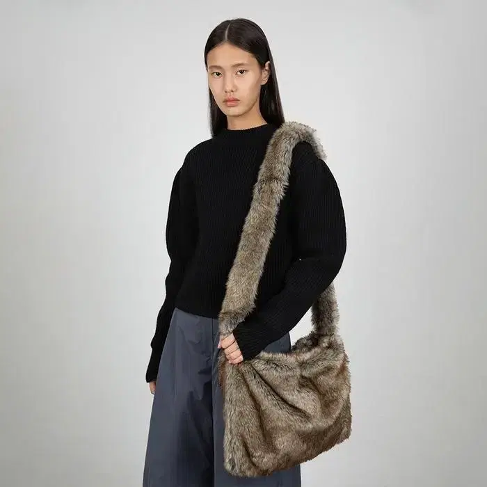 (새상품) 아모멘토 MIXED FUR CROSS BAG