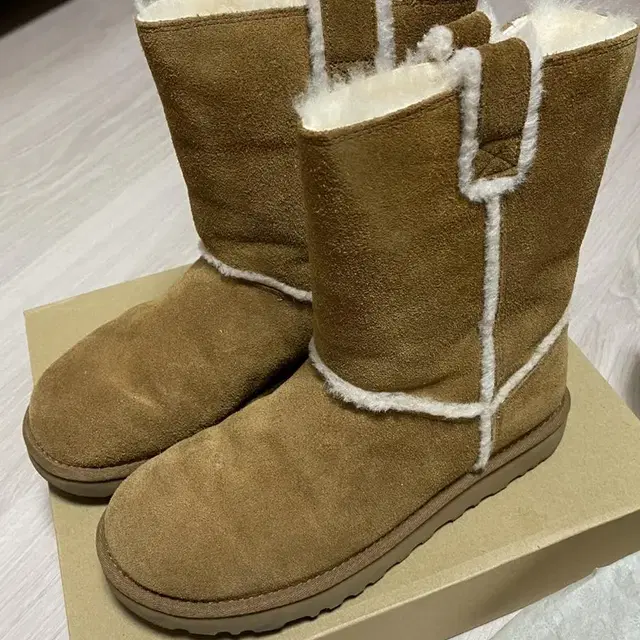 어그(UGG) 클래식 숏 Spill seam 8사이즈