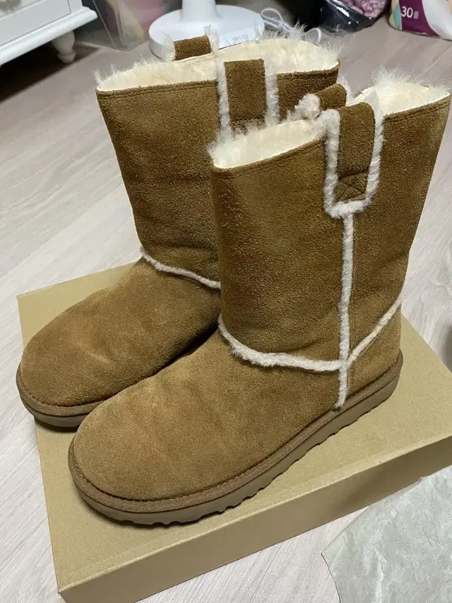 어그(UGG) 클래식 숏 Spill seam 8사이즈