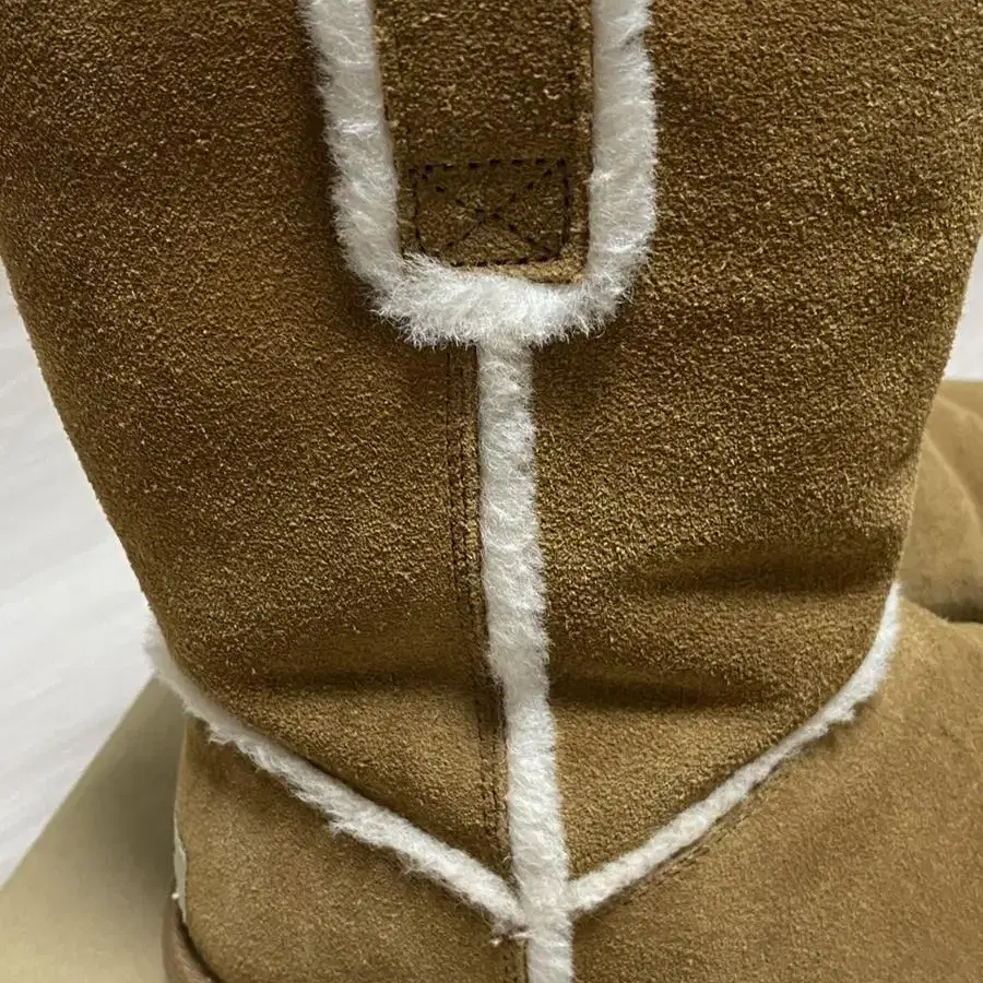 어그(UGG) 클래식 숏 Spill seam 8사이즈