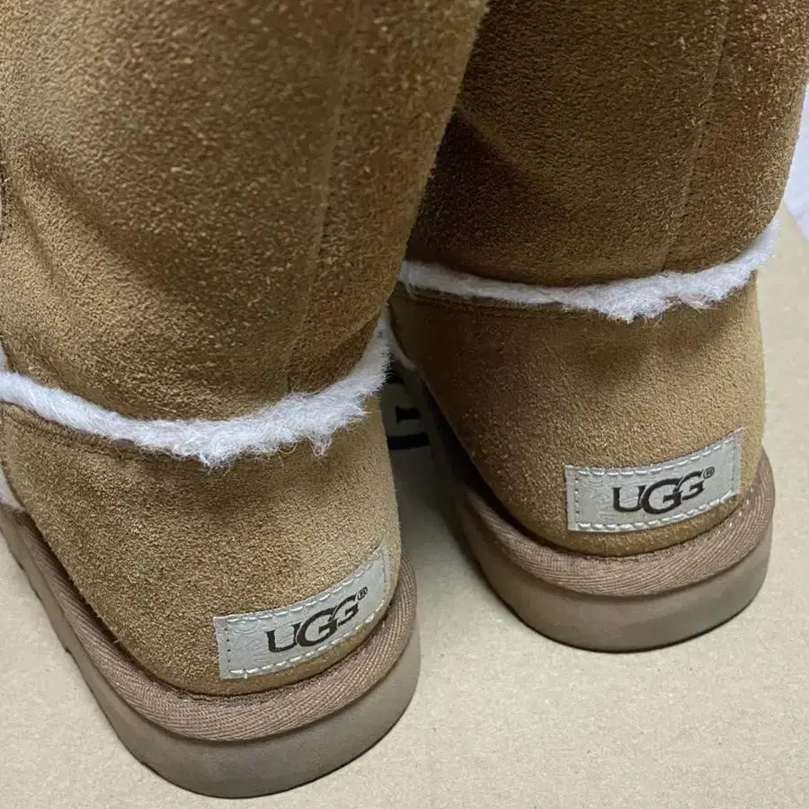 어그(UGG) 클래식 숏 Spill seam 8사이즈