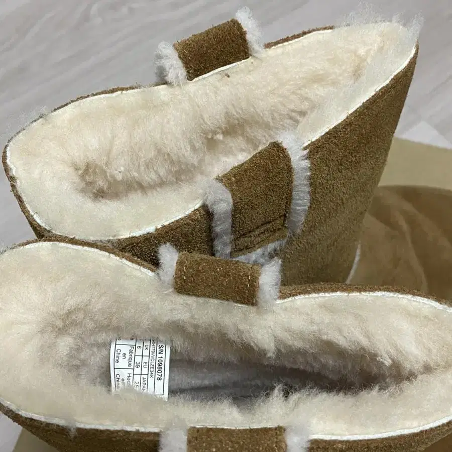 어그(UGG) 클래식 숏 Spill seam 8사이즈