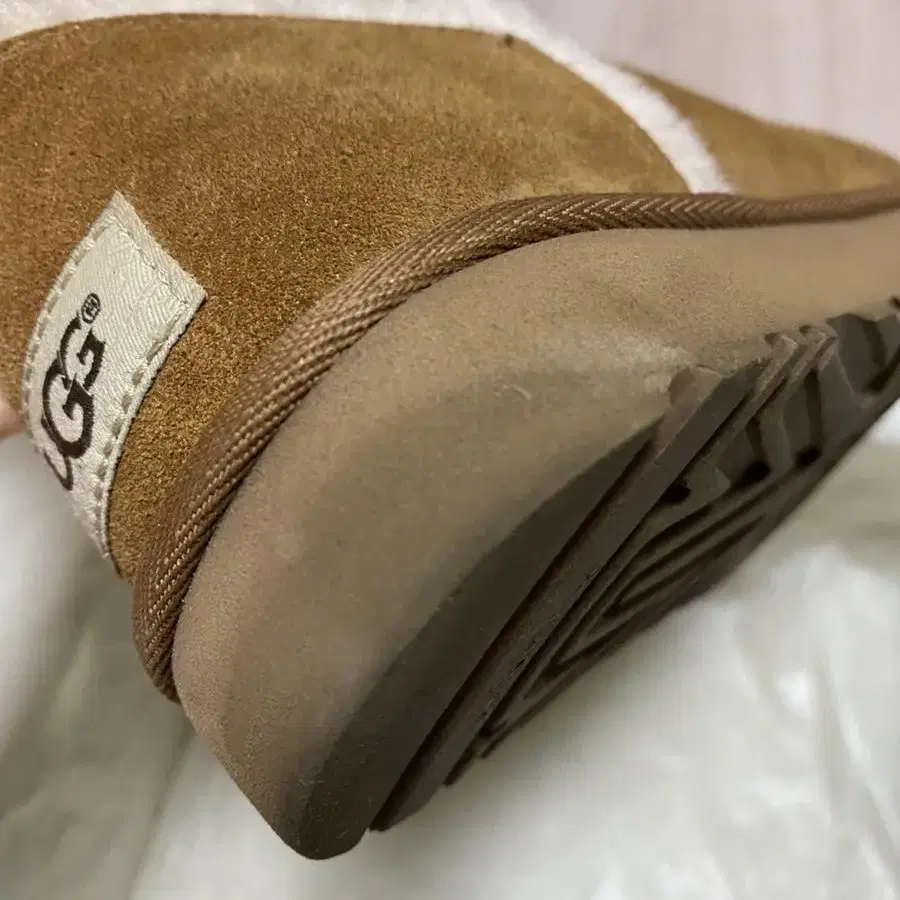 어그(UGG) 클래식 숏 Spill seam 8사이즈