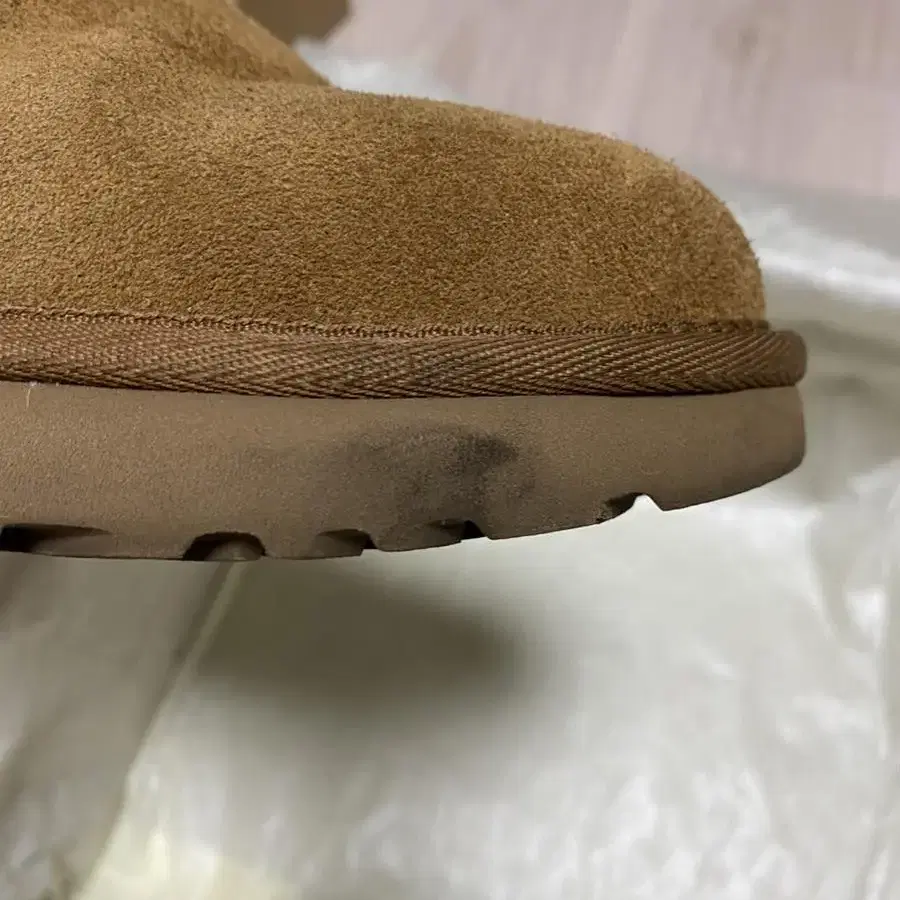 어그(UGG) 클래식 숏 Spill seam 8사이즈