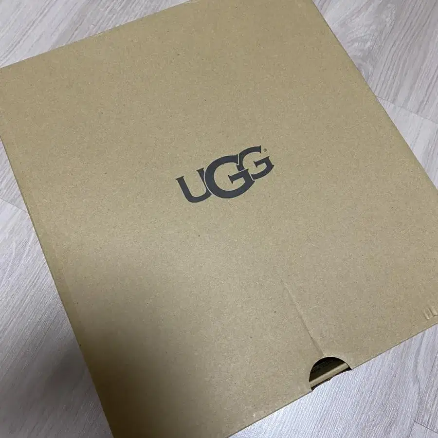 어그(UGG) 클래식 숏 Spill seam 8사이즈