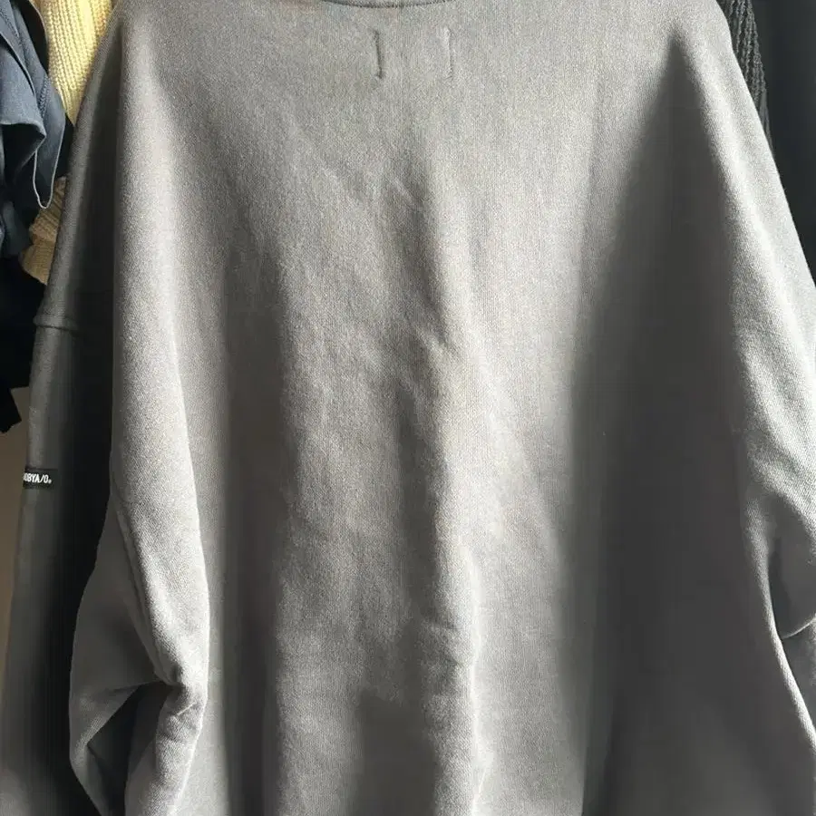 아조바이아조 맨투맨 AJOLICA Sweatshirt [CHARCOAL]