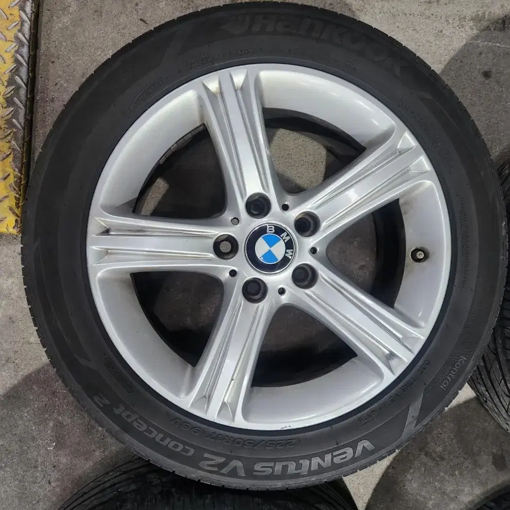 17인치 BMW 네비팩 순정휠타이어 한대분 판매합니다