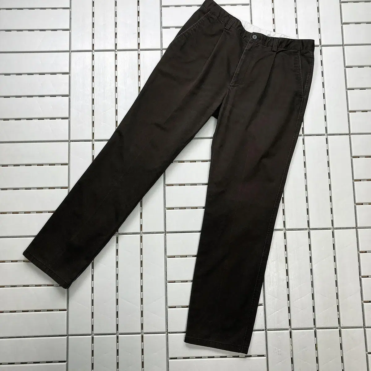 [30] Brown straight-leg chino pants by Lacoste