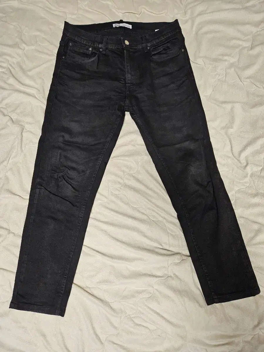 Zara jeans. Black. Waist 36 inches. 30,000 won for delivery!