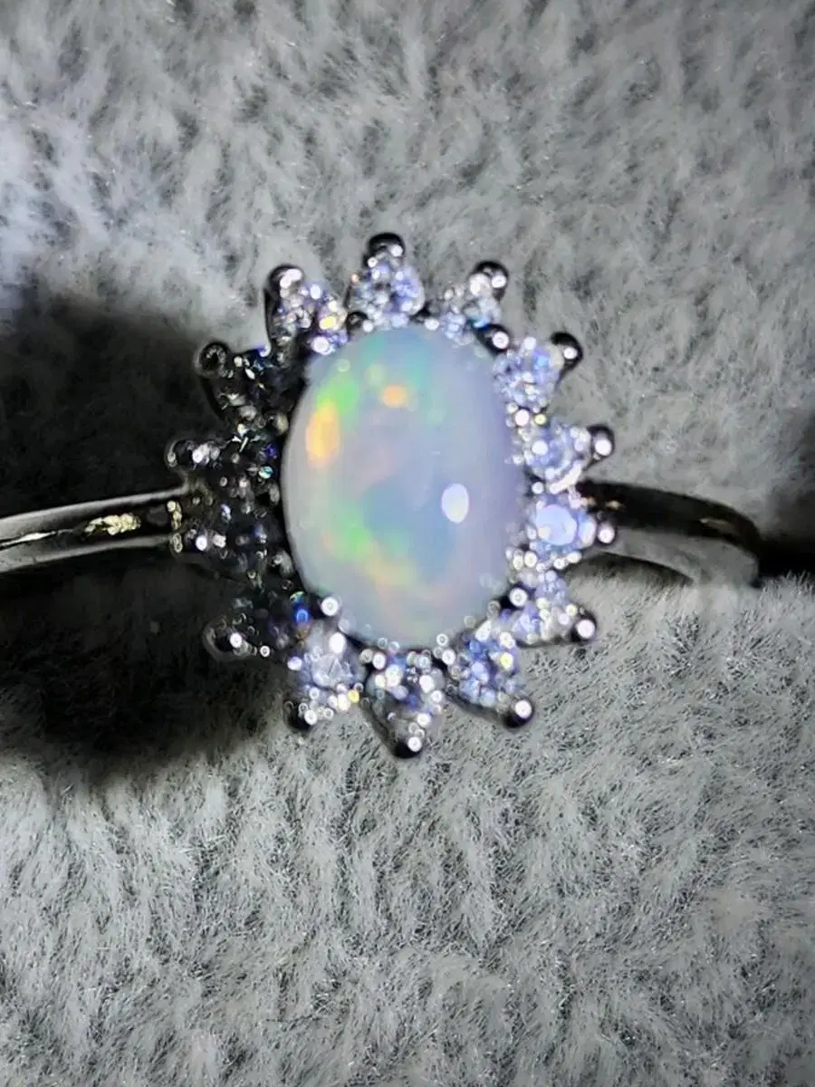 Detail 7th opal size adjustable opal vahn material