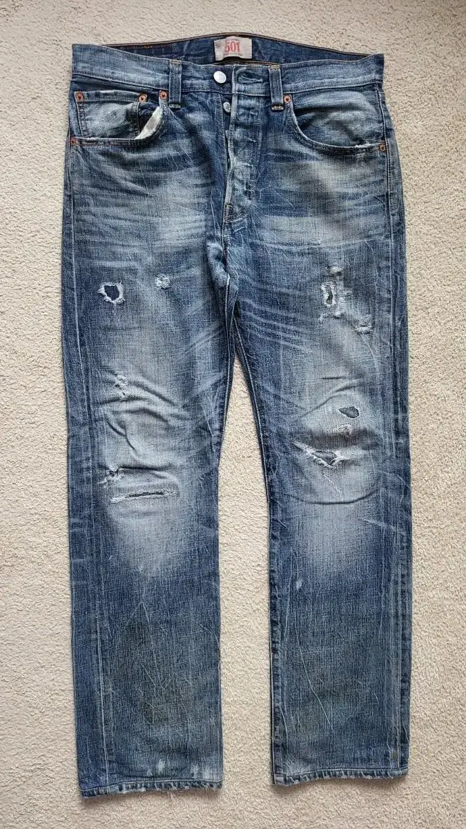 (32) Levi's 501 Disintegrated Jin