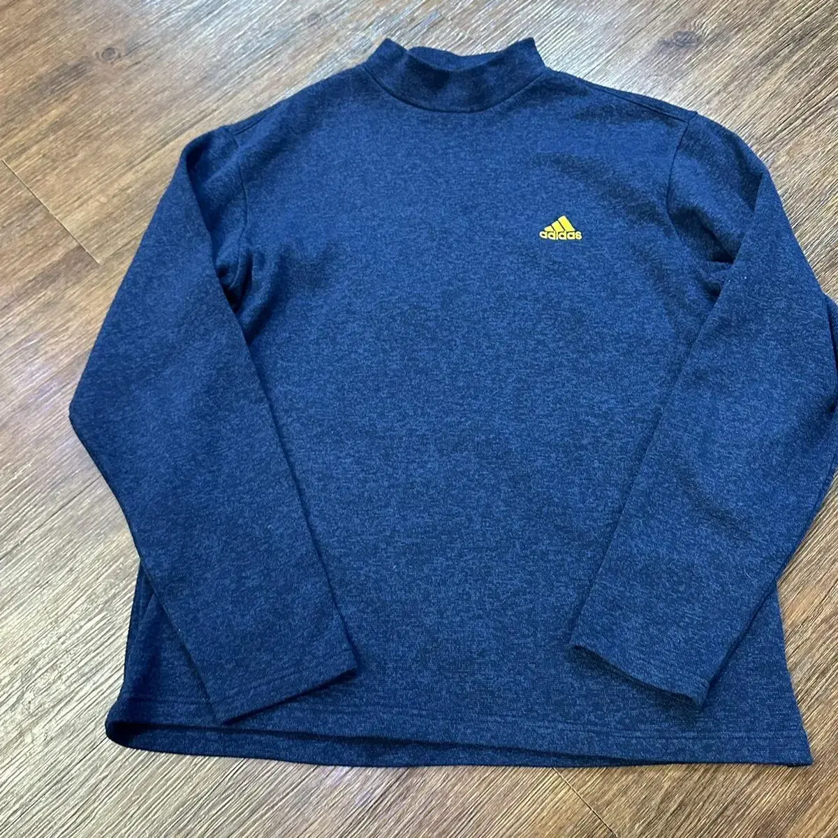 Size 100) This is an adidas knit sweater