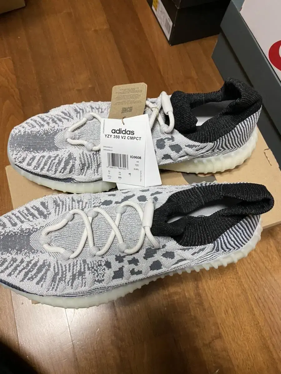 YZY 350 v2 cmpct 아디다스 이지