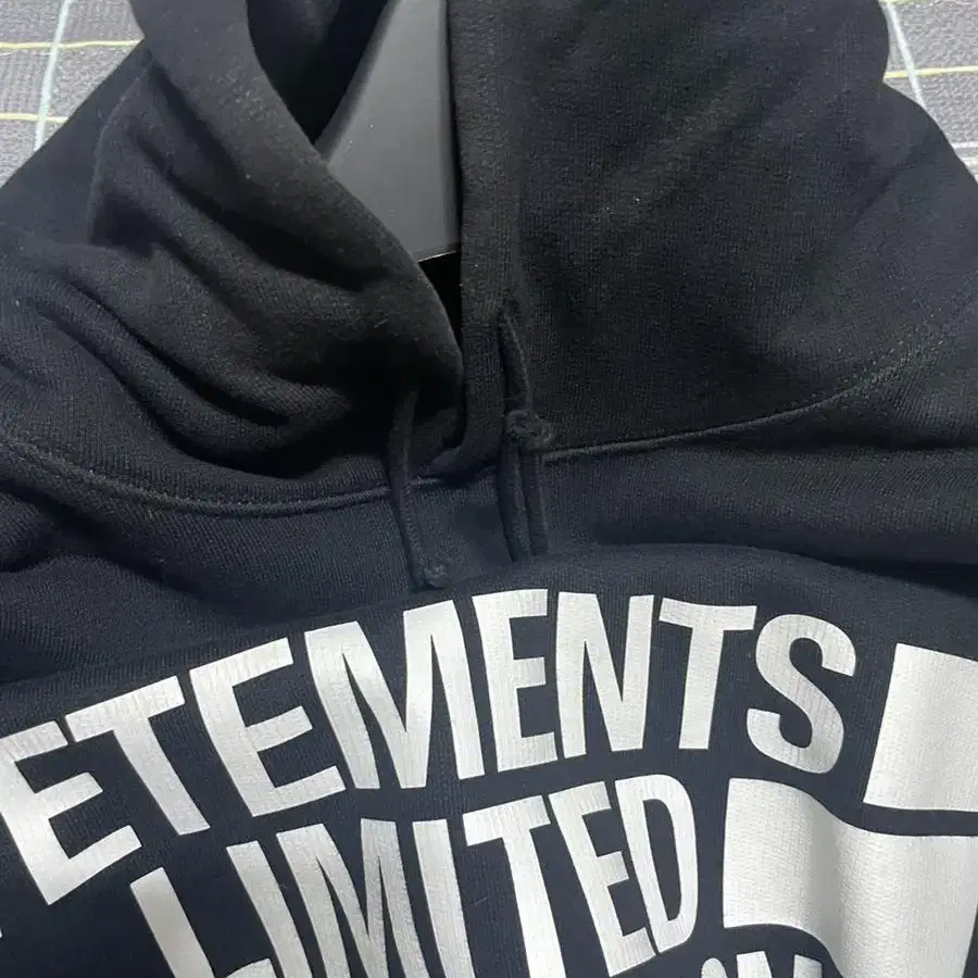 리미티드 에디션 베트멍 후디 판매 VETEMENTS