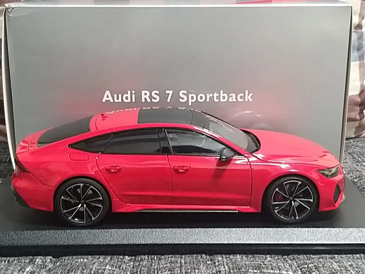 AUDI RS7 스포트백 1:18 다이캐스트 풀박스