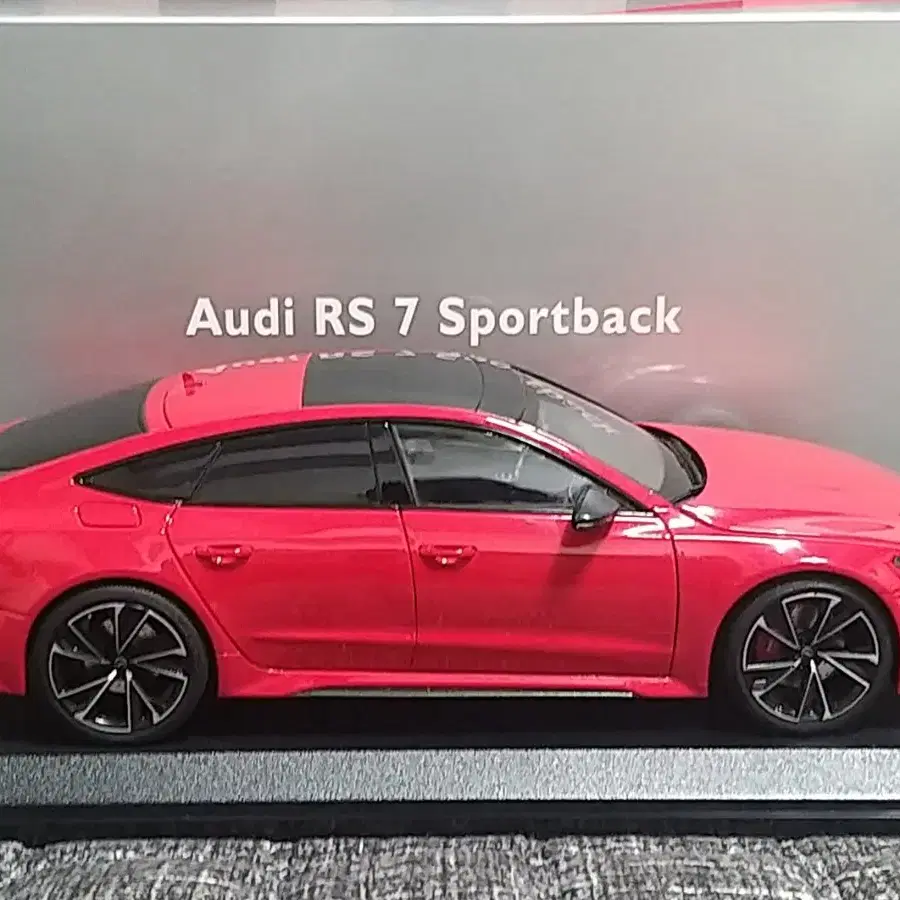 AUDI RS7 스포트백 1:18 다이캐스트 풀박스